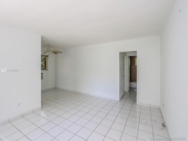 Building Photo - 61 Edgewater Dr