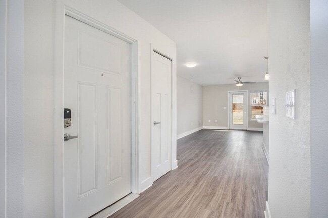 Building Photo - Signature Pointe Apartment Homes