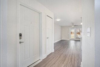 Building Photo - Signature Pointe Apartment Homes