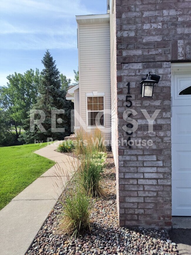 Building Photo - 4BD/3.5BA Townhome in Apple Valley Available Now!