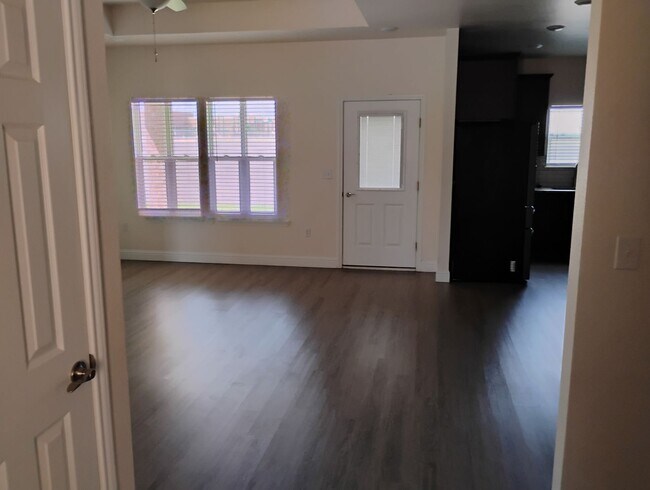 Building Photo - 4 Bed 2 bath Cozy Brick Home