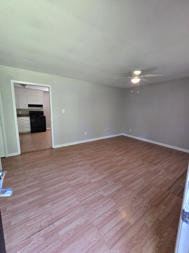 Building Photo - "Charming Full Brick, 3-Bed Oasis in Hampton, GA with 1.5 Baths – Your Perfect Retreat Awaits!"
