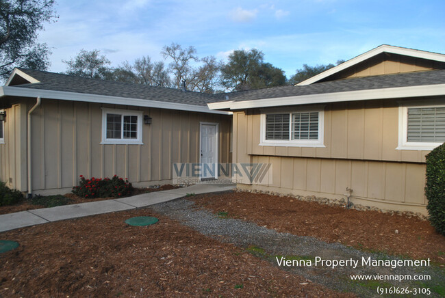 Foto del edificio - 7457 Shadow Oaks Ln