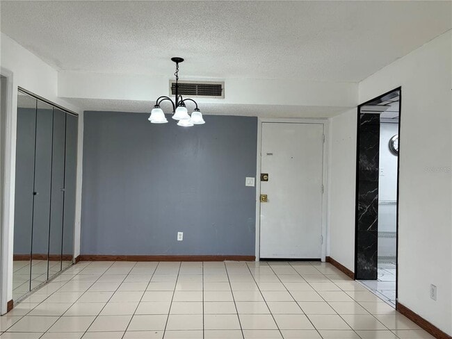 Building Photo - 802 Oakgrove Dr