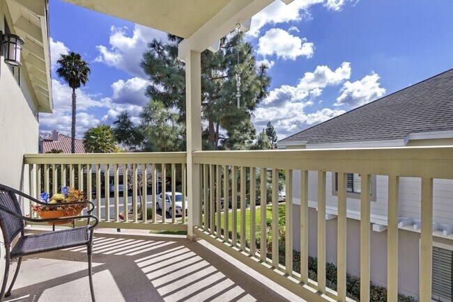 Foto del edificio - Centrally Located Condo at The Lakes of Carmel Valley!