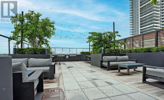 Building Photo - 1480 Bayly St