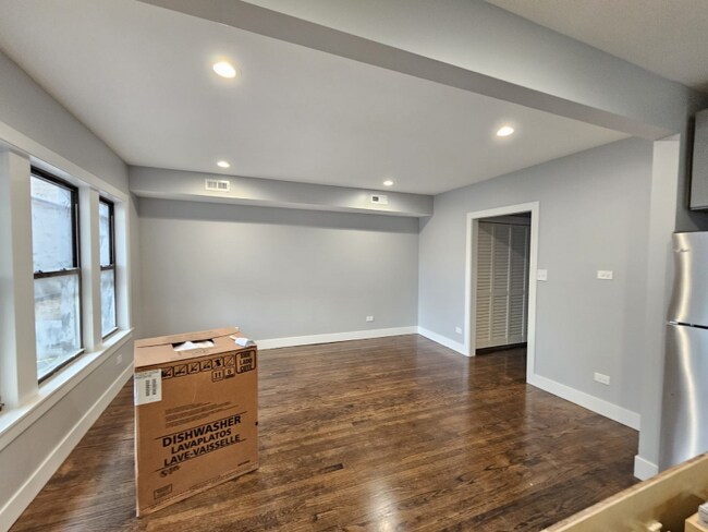 Foto del edificio - 2640 W Pratt Blvd