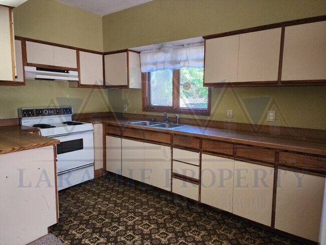 Building Photo - 358 N 5th St