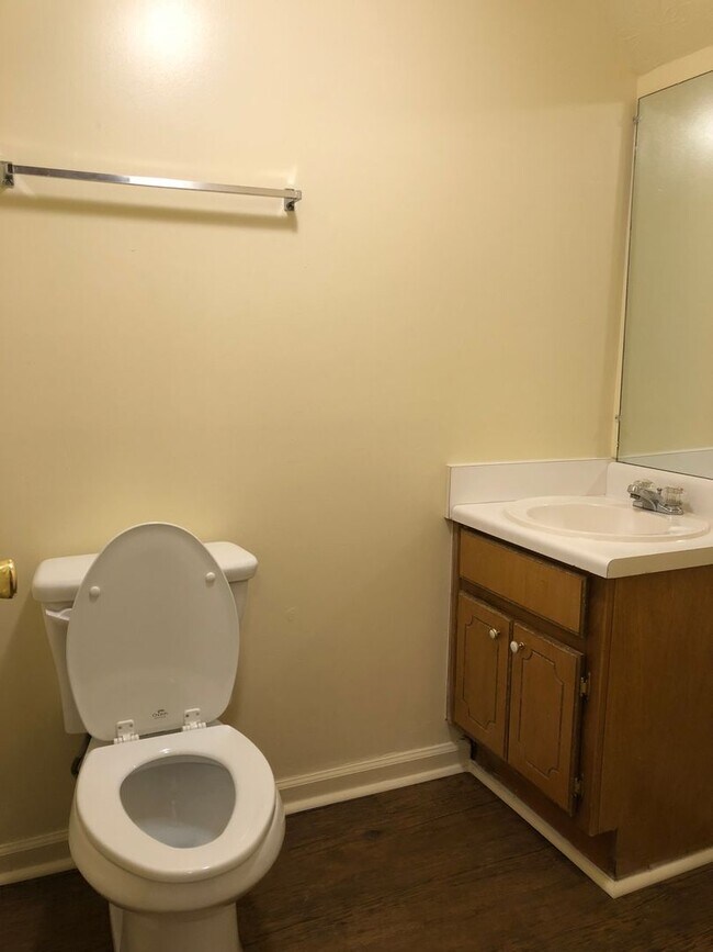 Building Photo - 2 Bedroom 1.5 Bath Townhouse