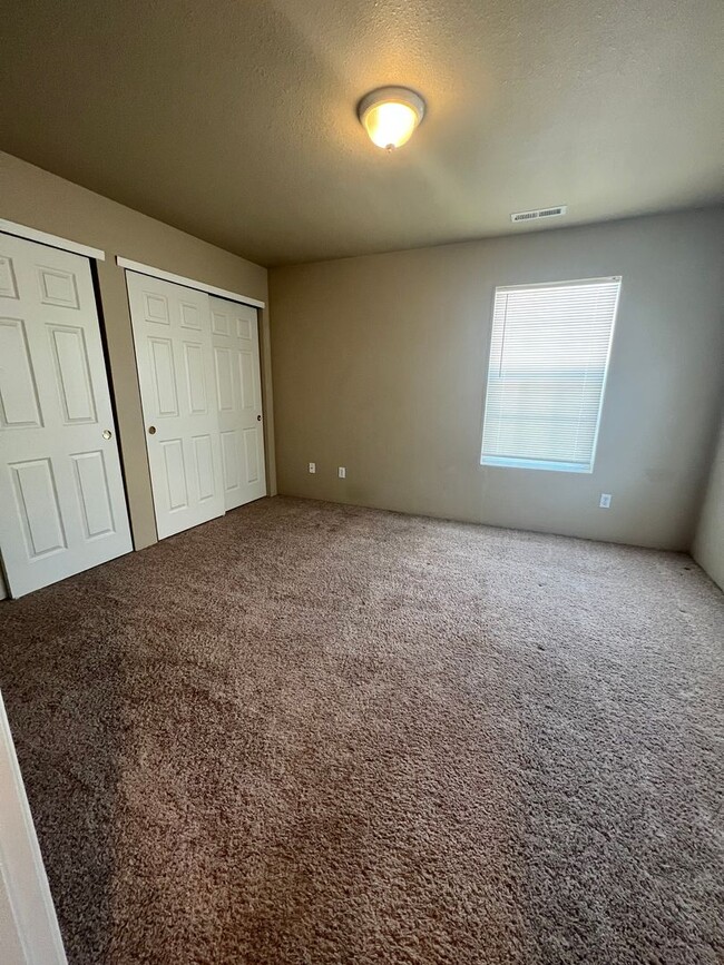Building Photo - 2 Bedroom, 1 1/2 Bathroom Townhouse - Clos...