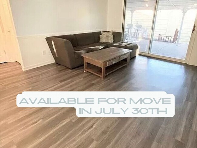 Building Photo - Beautifully updated, centrally located Tow...