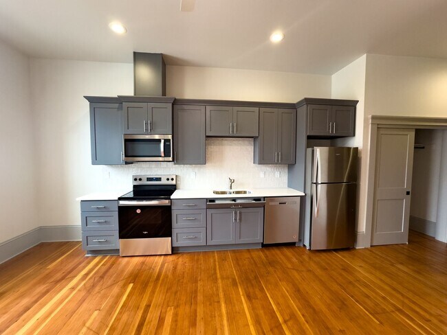 Foto del edificio - WINTER SPECIAL - NEWLY RENOVATED DOWNTOWN SALEM STUDIO