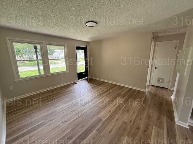 Building Photo - $1350 - 3 bedroom / 1 bathroom - Newly Rem...