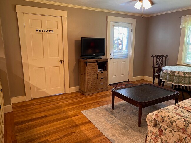 Foto del edificio - 28 Old Wolfeboro Rd