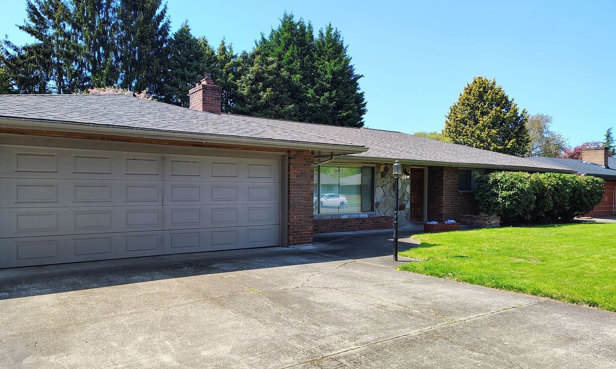 Foto principal - ***Mid-Century Auburn Home on a Quiet Dead...