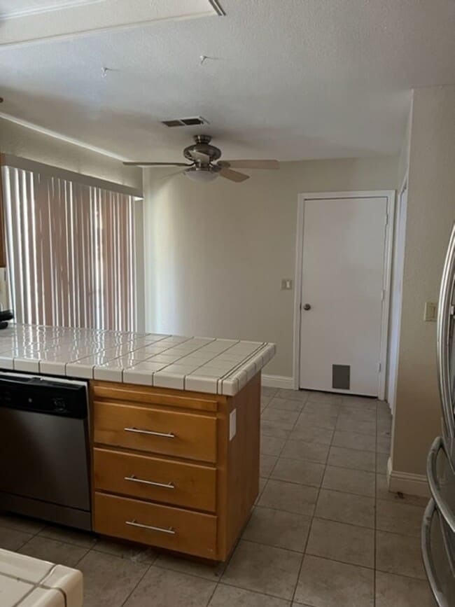 Foto del edificio - 824 Cameron Ct