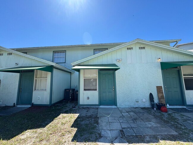 Building Photo - BEAUTIFUL 2 Bed/2 Bath Townhome in Winter ...