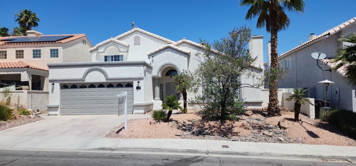 Primary Photo - Spacious 4-bedroom Home Available in Deser...