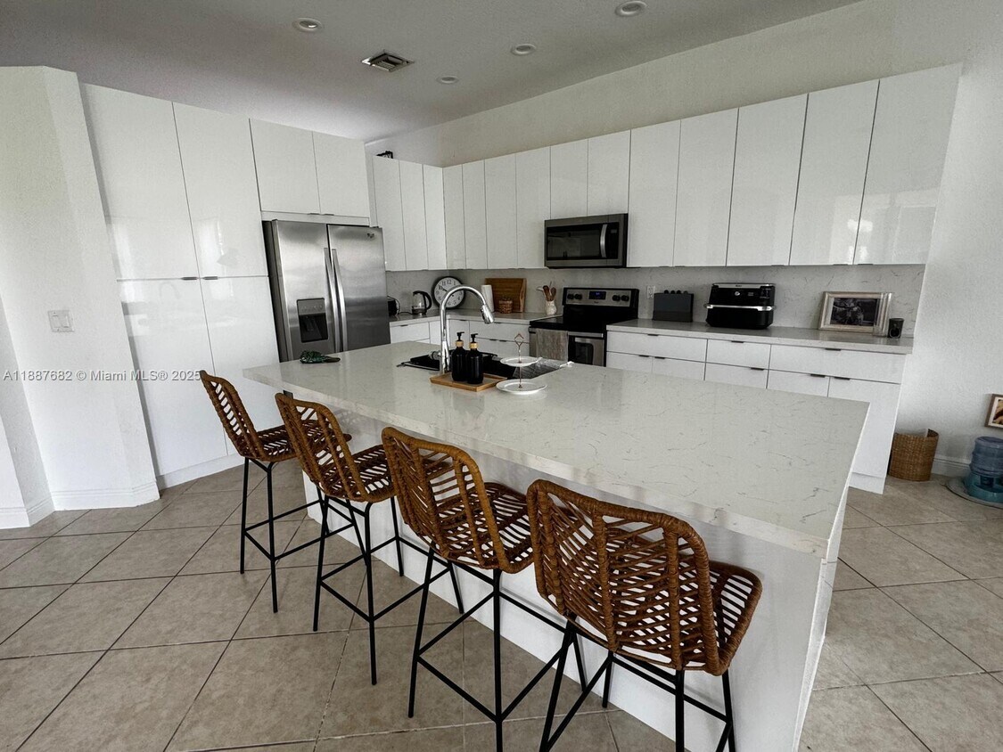 Primary Photo - 4337 Laurel Pl