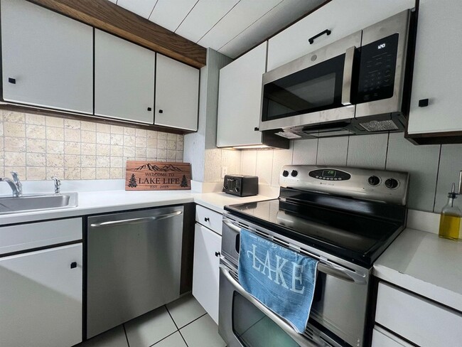 Building Photo - 112 Greensward Dr