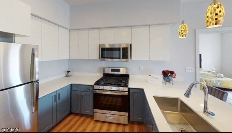 Foto principal - 1120 E St Georges Ave