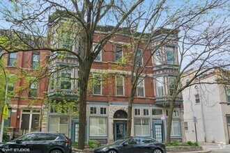Building Photo - 1916 N Sheffield Ave