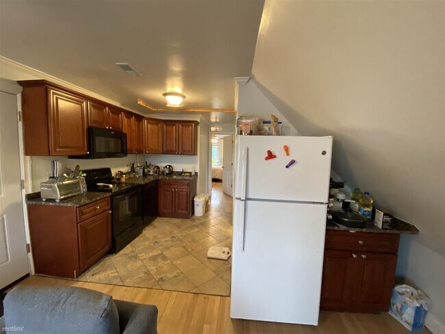 Building Photo - 2 br, 1 bath  - 1000 E Ann St Apt 7 #7