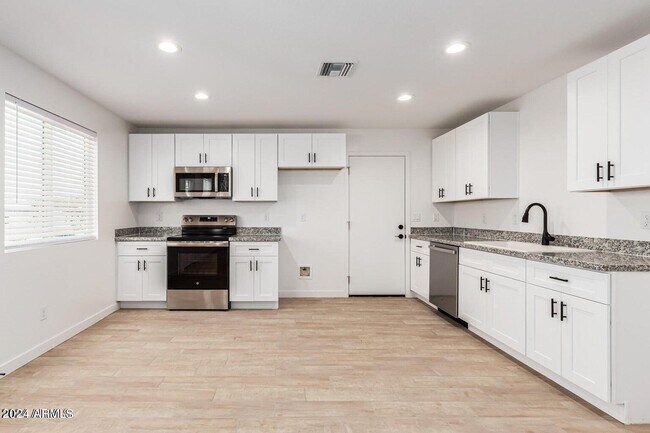 Building Photo - 217 N 88th Pl