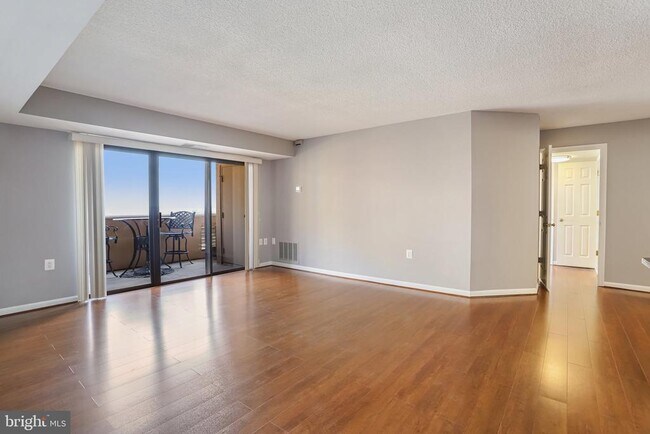 Foto del edificio - 1301 N Courthouse Rd