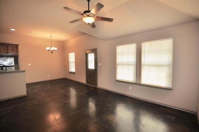 Building Photo - 663 W Tarleton St