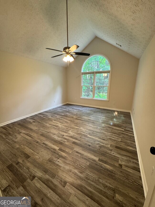 Building Photo - 39 Royal Oaks Ln