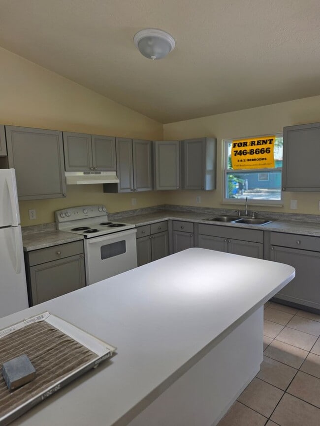 Building Photo - 2/1 DUPLEX