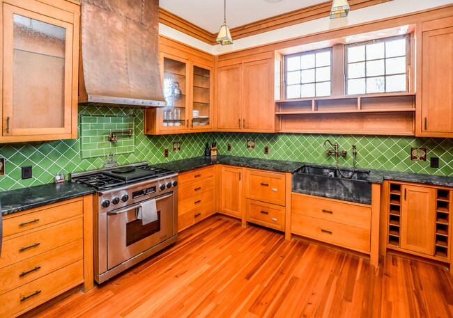 Foto del edificio - Gorgeous Fully Furnished Downtown Home