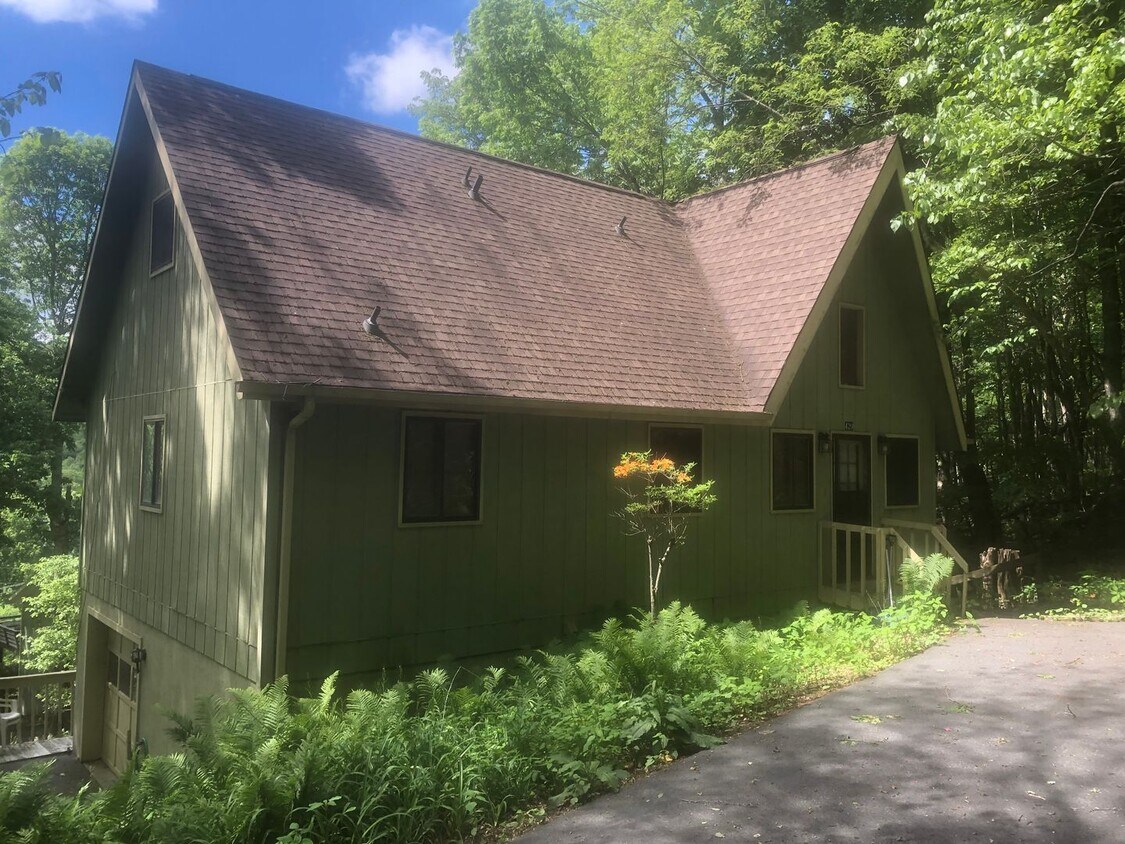 420 Cliffside Ln, Seven Devils, NC 28604 House Rental in Seven Devils