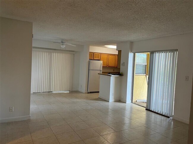 Foto del edificio - 7680 Westwood Dr