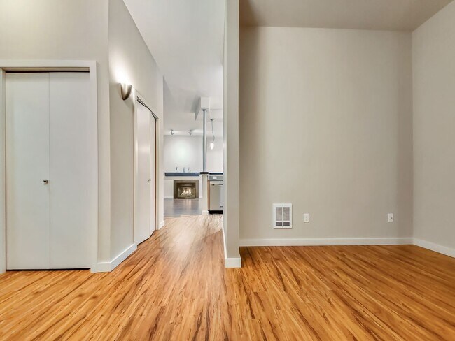 Foto del edificio - Bright 1-Bedroom + Office in Downtown Kirk...