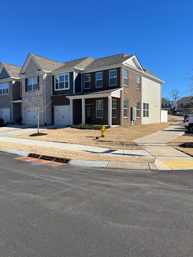 Photo - "Spacious 4-Bedroom Townhouse in Lebanon, TN – Ideal Comfort at 453 Augustine Drive!"WALK TO THE POO