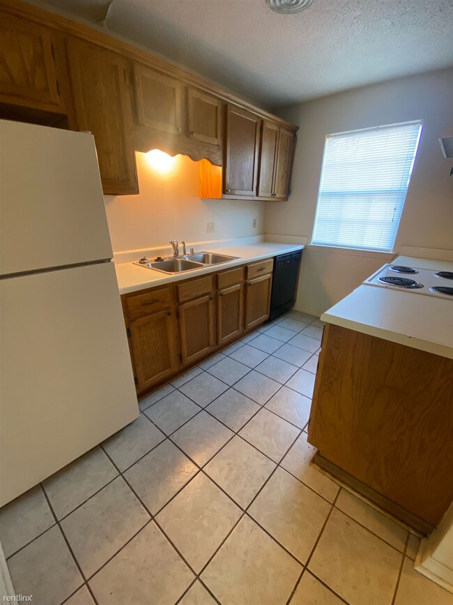Building Photo - 2 br, 1.5 bath Duplex - 36 South Church St...