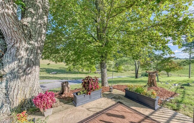 Front of House Sitting Area - 170 Burhl Chase Rd