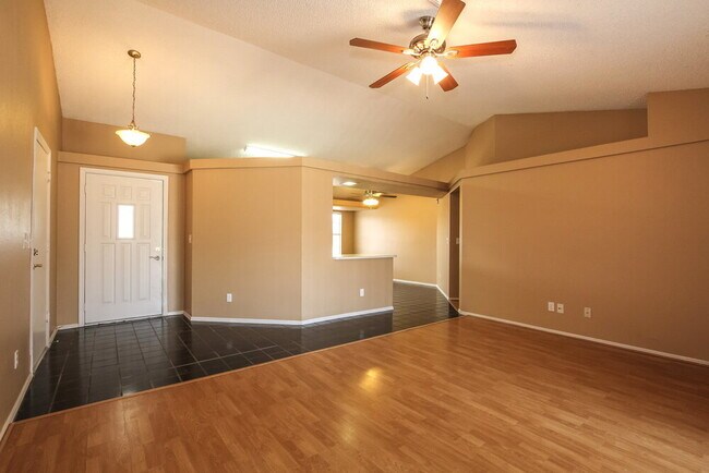 Foto del edificio - 8003 W Larkspur Dr