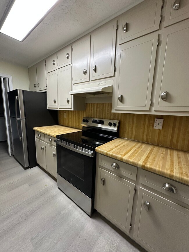 Building Photo - 4304 Riverside Dr SW