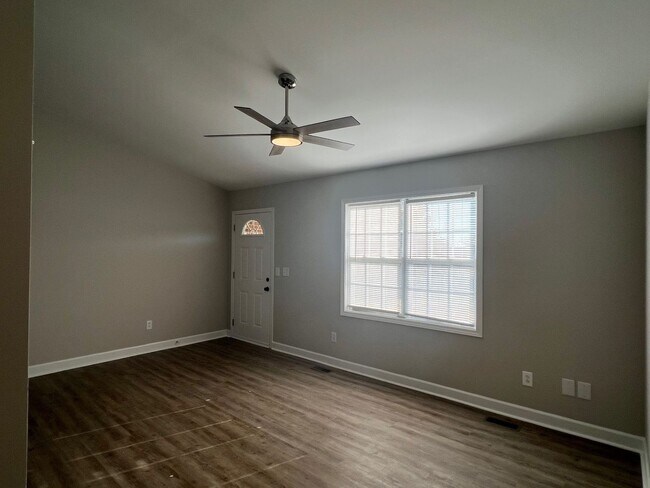 Foto del edificio - Newly Renovated 2 Bed/ 1 Bath Duplex - Lar...