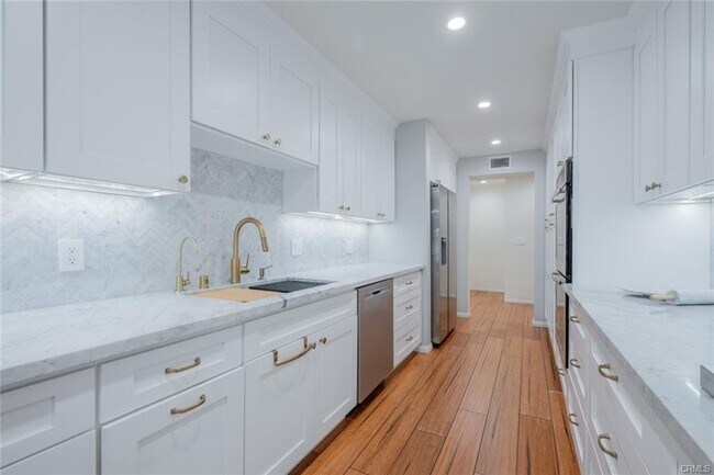 Building Photo - 10331 Riverside Drive Apt #103, Los Angele...