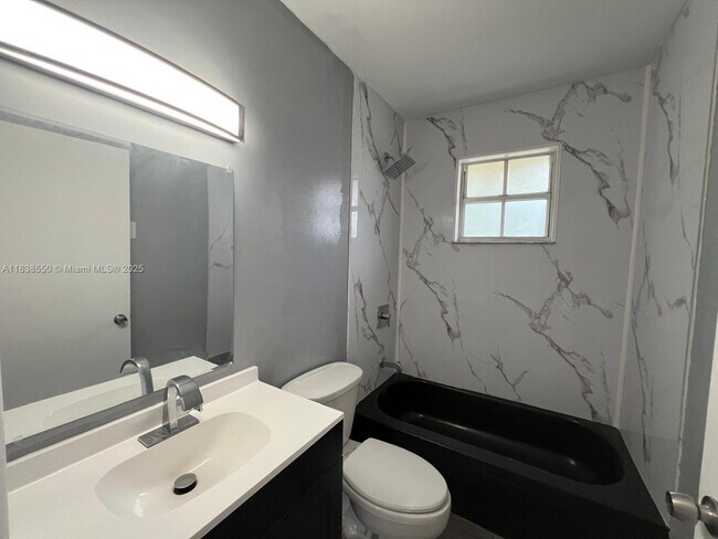 Foto del edificio - 451 NE 136th St