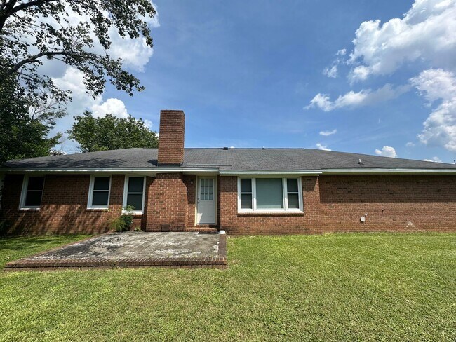 Building Photo - Brick Home w/ 2 car garage