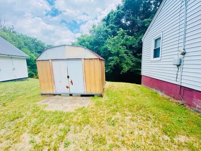 Foto del edificio - 30 Sanford Rd