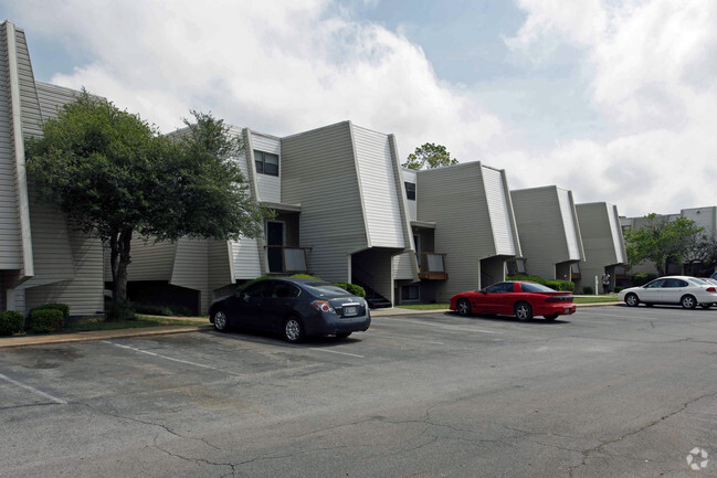 Building Photo - Greentree Apartments