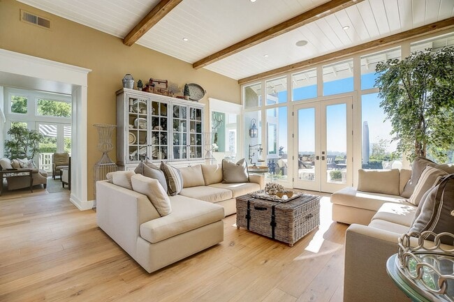 Building Photo - Stunning Fully-Furnished Harbor Ridge View...