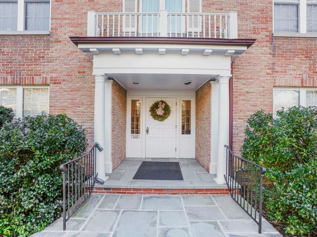 Front - 140 Field Point Rd