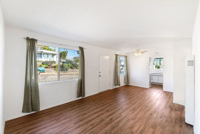 Foto del edificio - San Diego Modern 2-Bed/1-Bath Home with Laundry, Yard, and More Await!